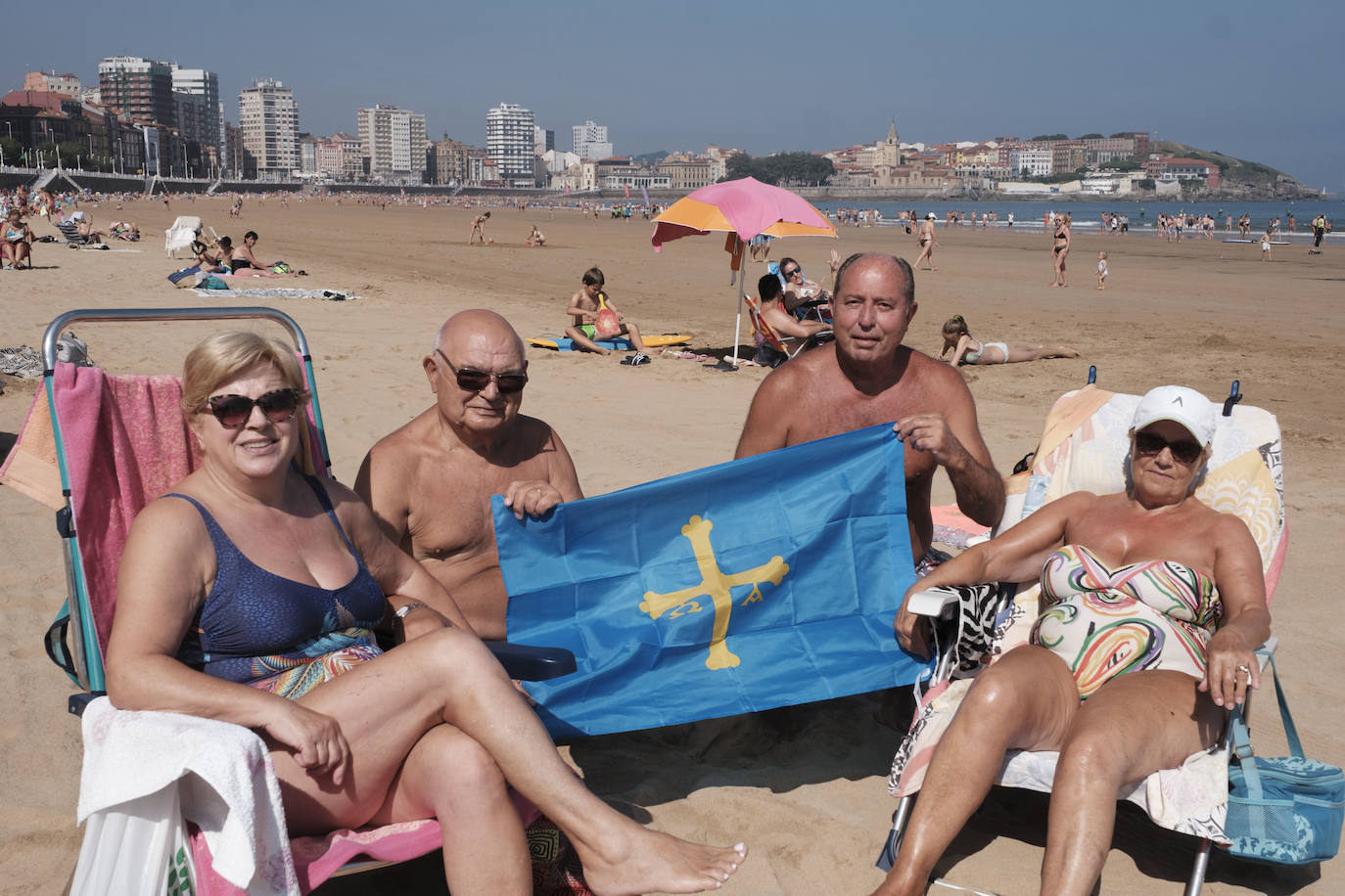 Gijón. Adoración Lantero (70), Bernardino Fernández (74), Roberto Herrero (73) y María Luisa Villanueva (73). «Que los hijos no se tengan que marchar de casa para ir a buscar trabajo fuera, que se queden con nostros aquí»