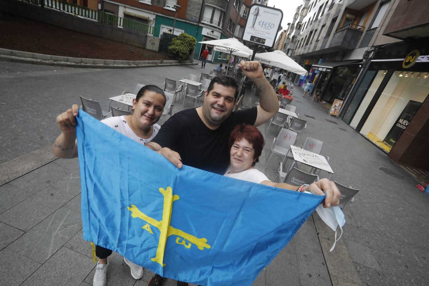 Mieres. Merce Díez (56 años), Marco Mariani (36 años) Jessica Mariani(24 años). «El recuerdo de Asturias y las ganas de volver nos hicieron fuertes y más asturianos estando en Alemania»