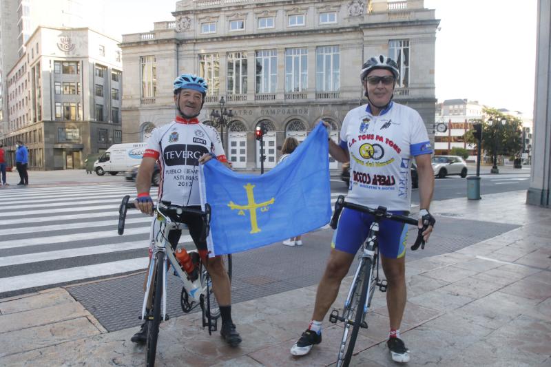 Oviedo. Emilio Rodríguez y Francisco Menéndez (61 y 62 años). «El Día de Asturias esun oportunidad para reivindicar lo nuestro»