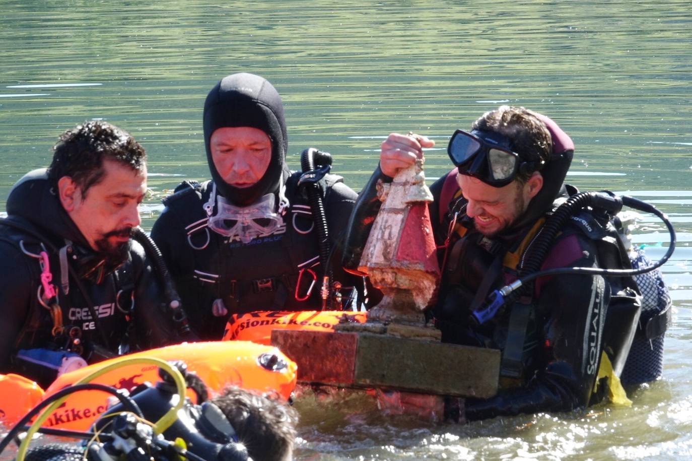 Cumpliendo con la tradición, la Virgen emergió el Día de Asturias de las aguas del lago Enol, tarea que recae en la Federación de Actividades Subacuáticas del Principado de Asturias (Faspa)