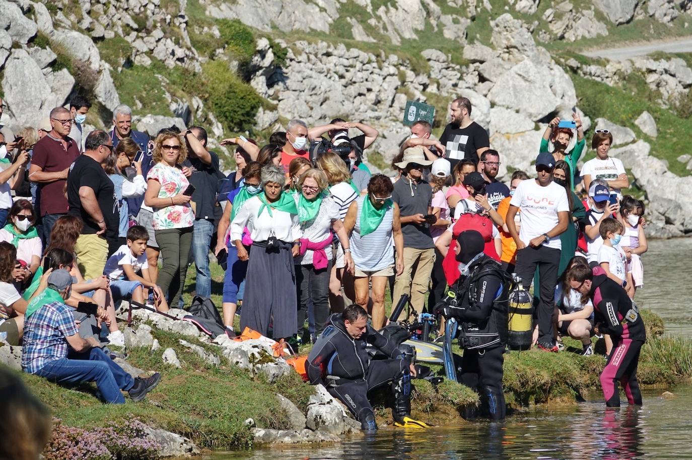 Cumpliendo con la tradición, la Virgen emergió el Día de Asturias de las aguas del lago Enol, tarea que recae en la Federación de Actividades Subacuáticas del Principado de Asturias (Faspa)