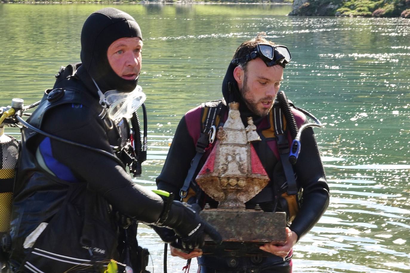 Cumpliendo con la tradición, la Virgen emergió el Día de Asturias de las aguas del lago Enol, tarea que recae en la Federación de Actividades Subacuáticas del Principado de Asturias (Faspa)