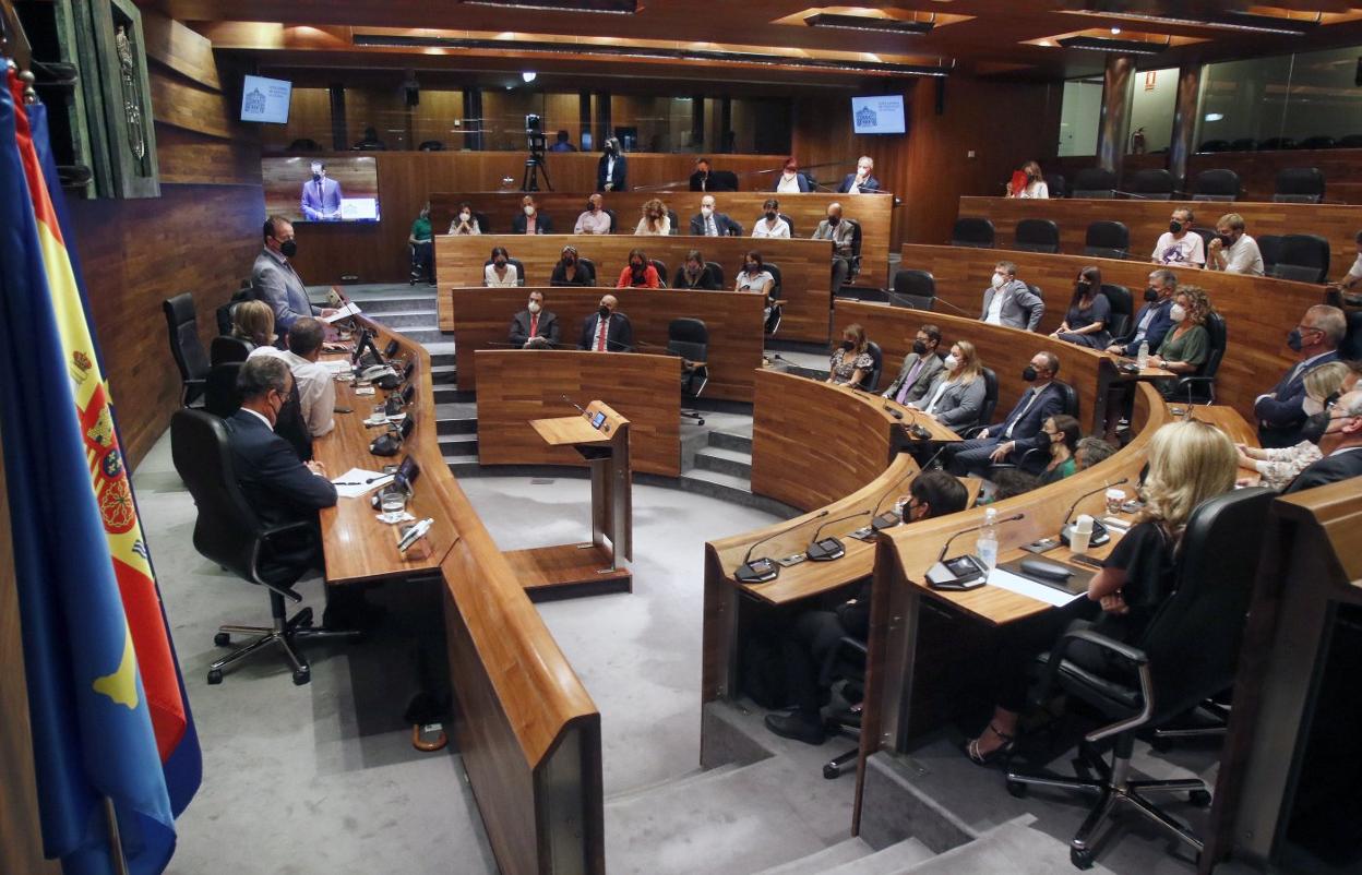 El presidente de la Junta se dirige a los diputados en el pleno institucional del Día de Asturias celebrado ayer. 