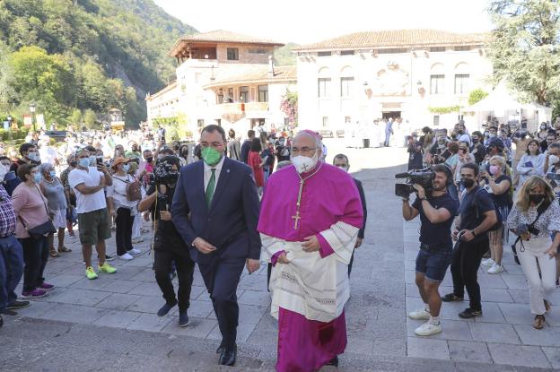 El presidente del Principado, Adrián Barbón, y el arzobispo de Oviedo, Jesús Sanz Montes, entran juntos a la Basílica para la misa. 