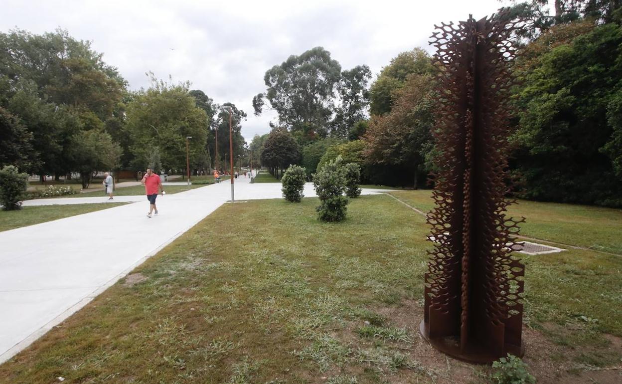 La escultura de Paco Fresno en la avenida de El Molinón.