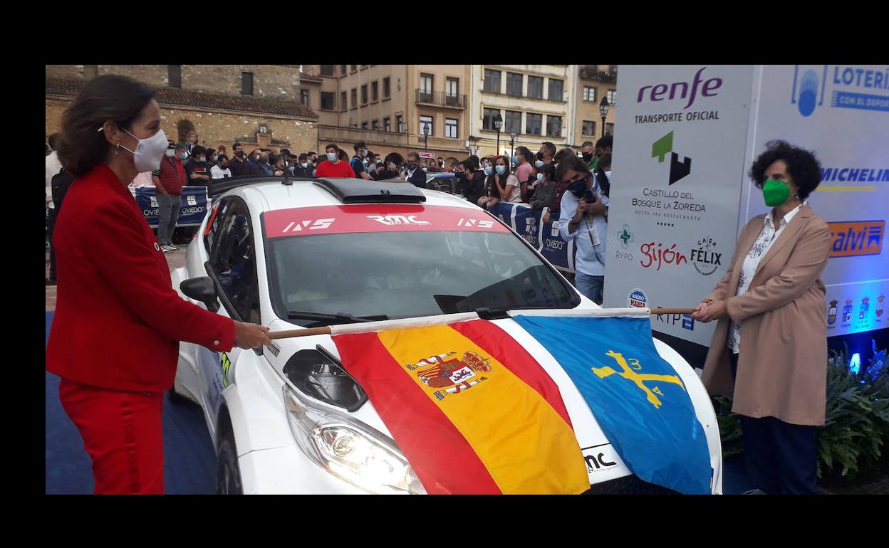 A la izquierda, la ministra de Industria, Comercio y Turismo, Reyes Maroto, junto a la consejera de Cultura, Berta Piñán, en la salida del Rally Princesa de Asturias en la plaza de la Catedral de Oviedo