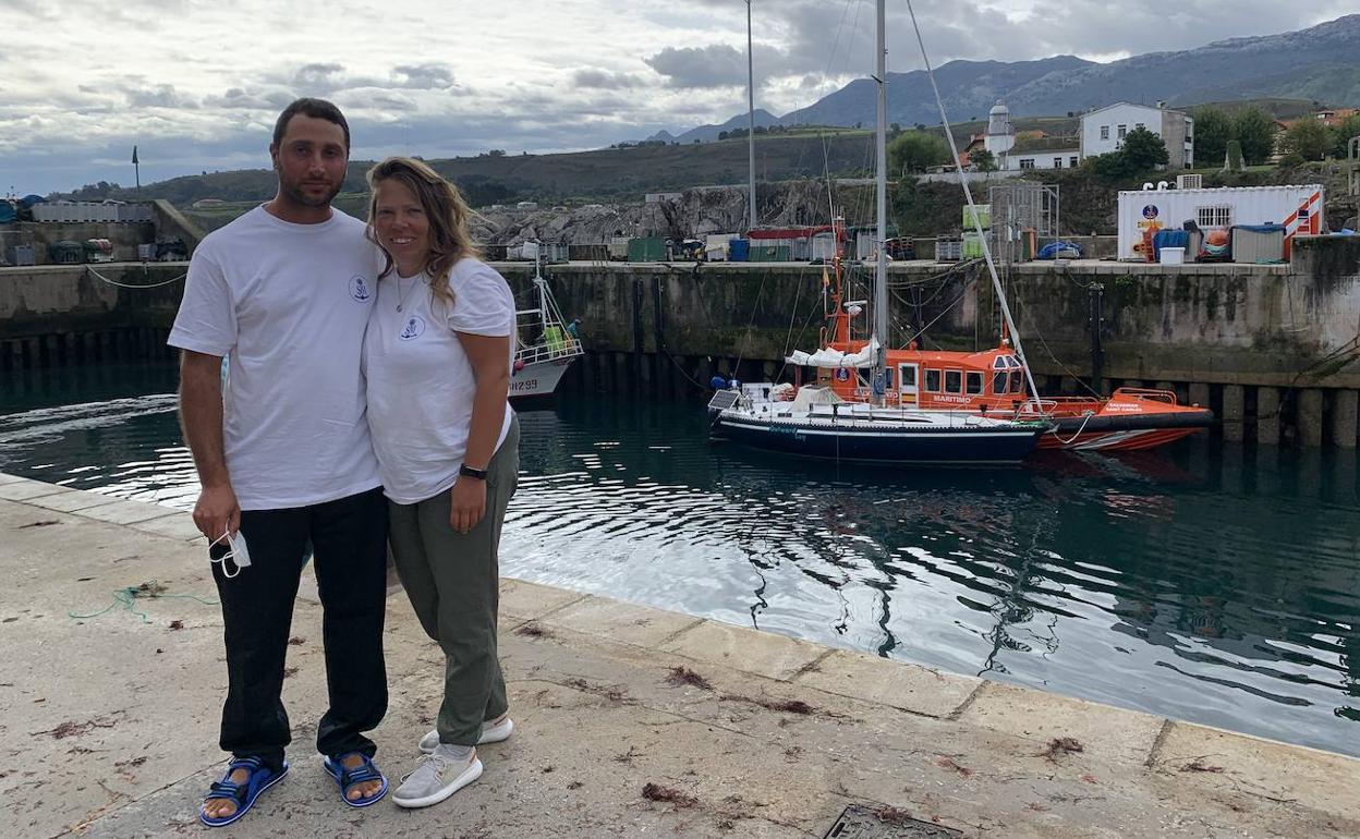 Joe y Tamara Zeitouny, en el puerto de Llanes frente a su velero tras ser rescatados 