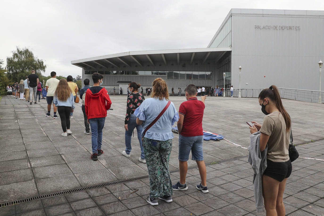 Salud ha convocado dos nuevas jornadas de vacunación sin cita previa, los días 10 y 17, y los asturianos vuelven a responder. Aquellos que por cualquier circunstancia no se hayan podido vacunar, lo tienen fácil. Hay un punto de vacunación en cada Área sanitari. En Gijón, por ejemplo, está en el Palacio de Deportes, donde las colas, largas pero ágiles, están siendo una de las imágenes de la jornada.