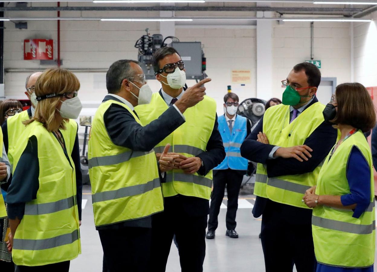 Pedro Sánchez atiende explicaciones sobre DuPont durante su visita en presencia de Pilar Alegría, Adrián Barbón y Ángela Santianes. 