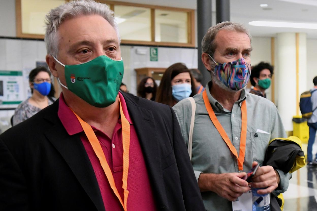 Fernando Simón, con Vicente Martín, ayer, en el XIX Congreso de la Sociedad Española de Salud Pública y Administración Sanitaria, en León. 