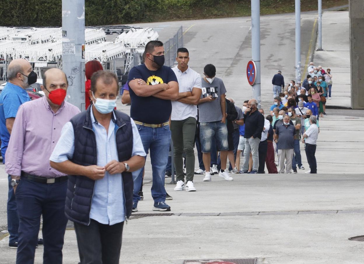 Los abonados protagonizaron ayer largas colas ante las oficinas del Tartiere. 