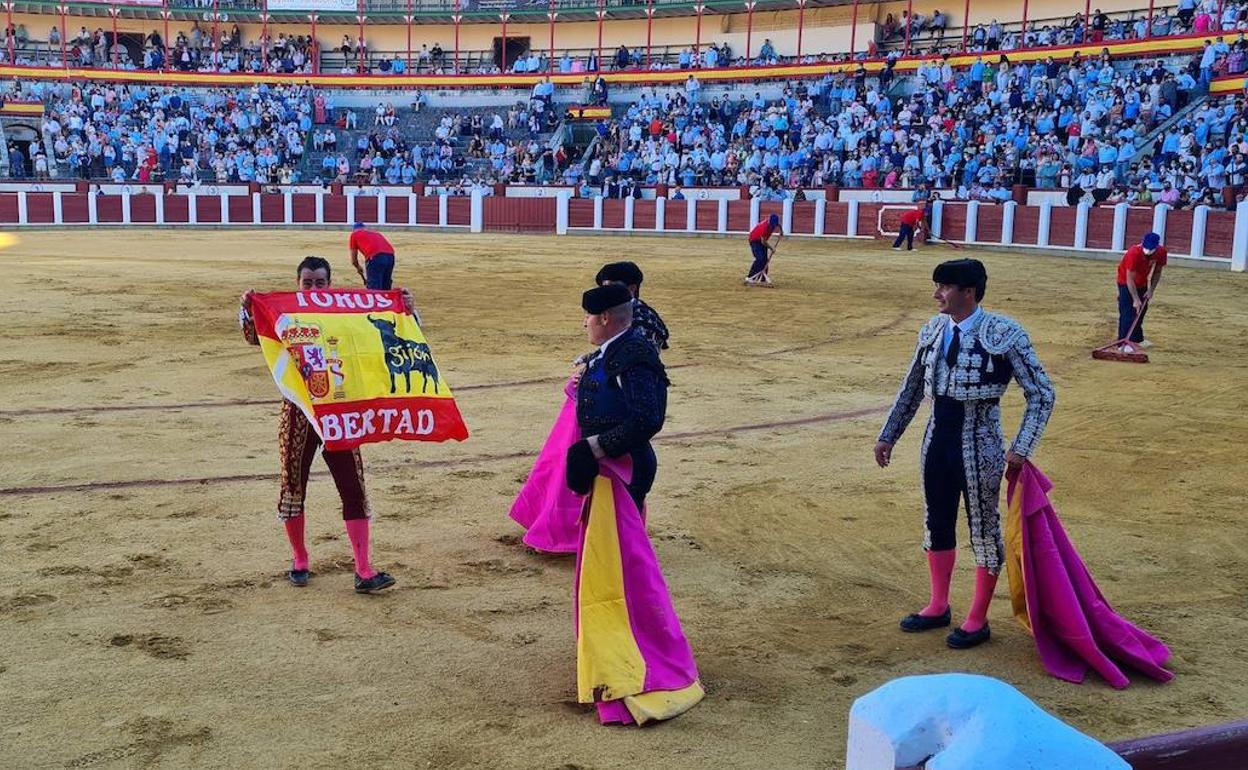 El Fandi, con la bandera que sacó en Valladolid.