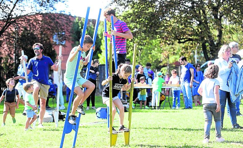 Niños en los juegos tradicionales del Truébano