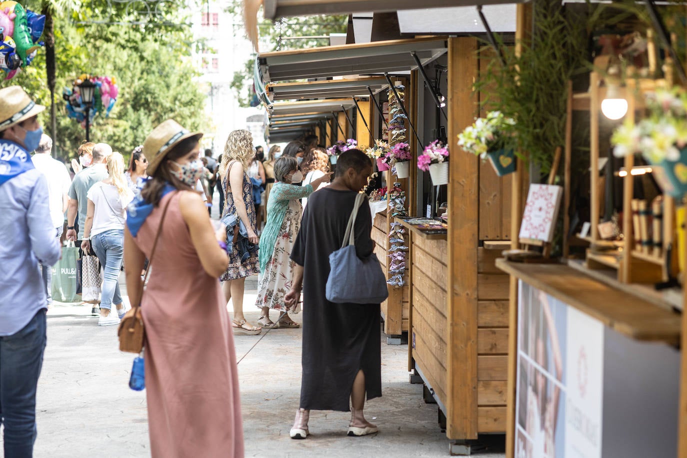 Un gran ambiente en las nuevas casetas se respira en el arranque de las fiestas de Oviedo