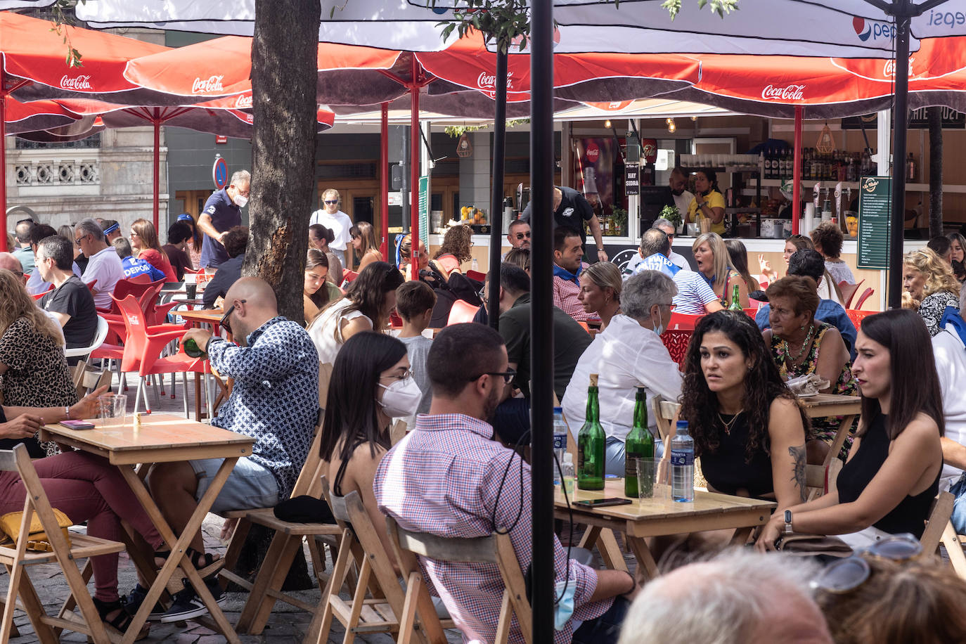 Un gran ambiente en las nuevas casetas se respira en el arranque de las fiestas de Oviedo