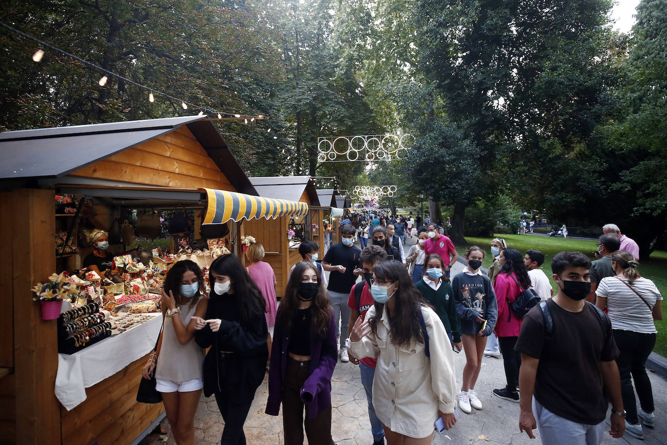 Veintidós de las cuarenta instalaciones que sustituyen a los chiringuitos abren sus puertas sin luz al carecer de un certificado 