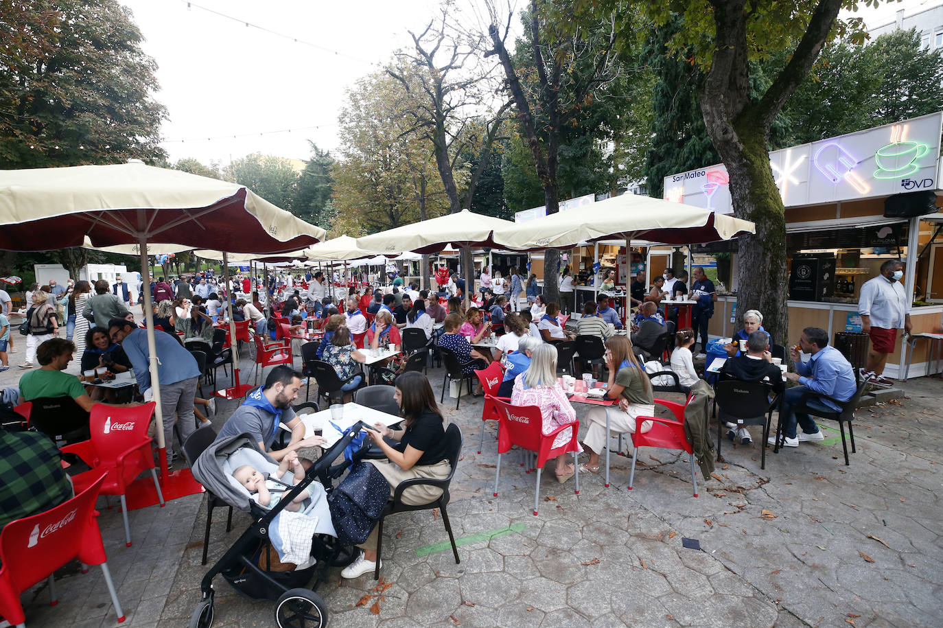 Veintidós de las cuarenta instalaciones que sustituyen a los chiringuitos abren sus puertas sin luz al carecer de un certificado 