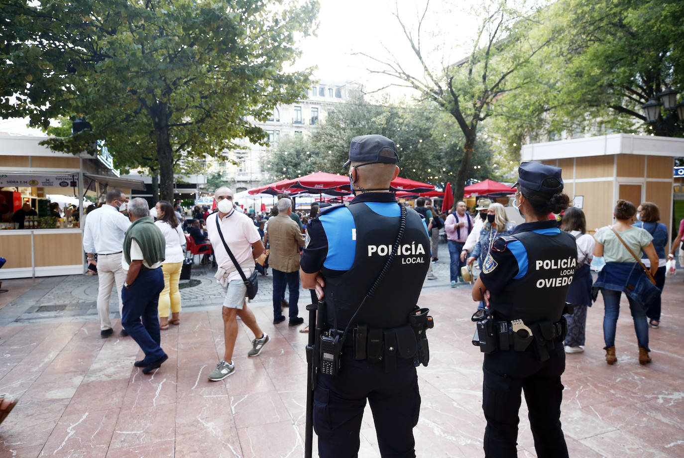Veintidós de las cuarenta instalaciones que sustituyen a los chiringuitos abren sus puertas sin luz al carecer de un certificado 