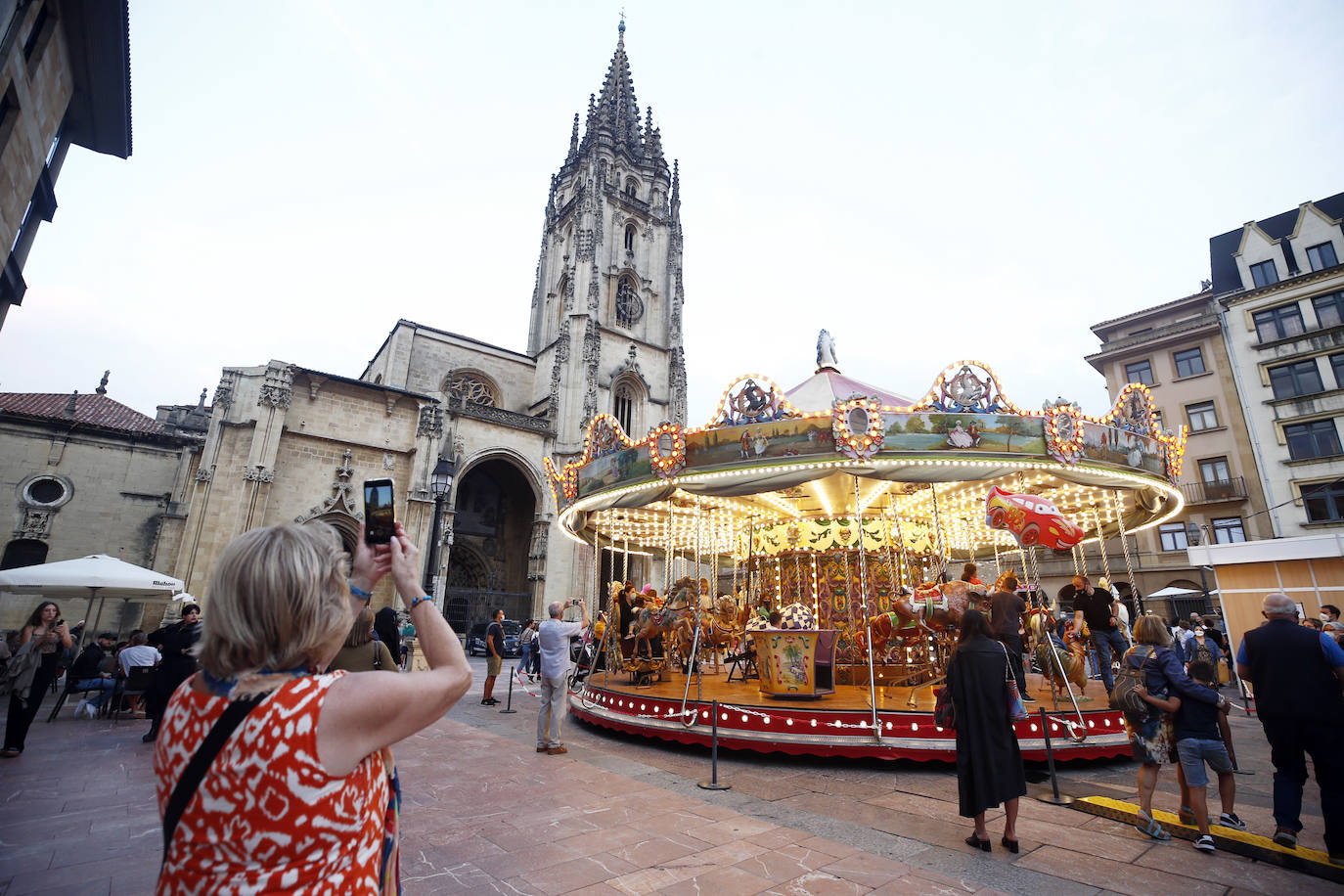 Veintidós de las cuarenta instalaciones que sustituyen a los chiringuitos abren sus puertas sin luz al carecer de un certificado 