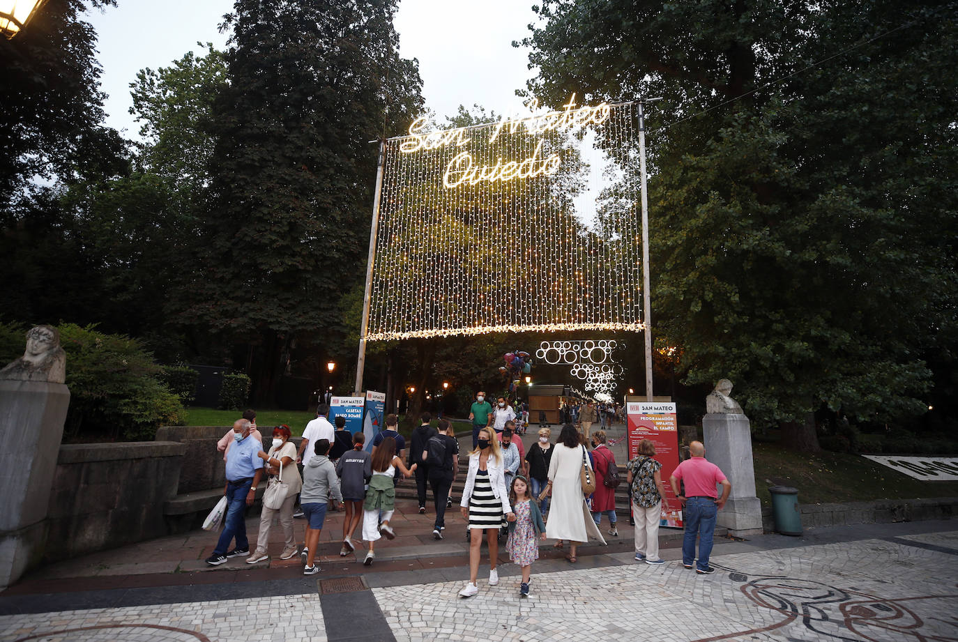 Veintidós de las cuarenta instalaciones que sustituyen a los chiringuitos abren sus puertas sin luz al carecer de un certificado 