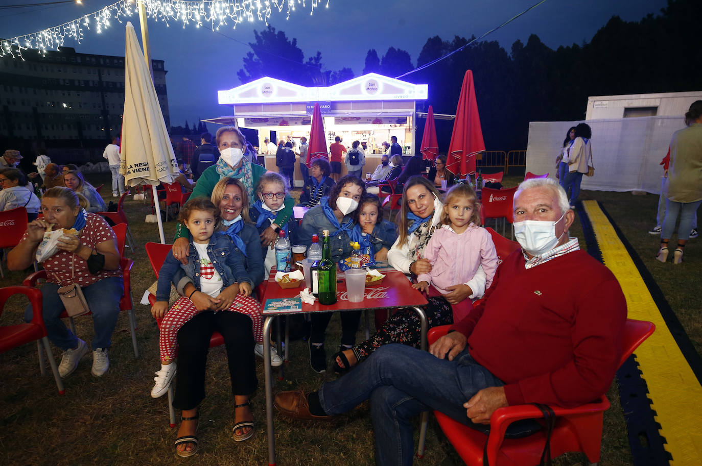 Veintidós de las cuarenta instalaciones que sustituyen a los chiringuitos abren sus puertas sin luz al carecer de un certificado 