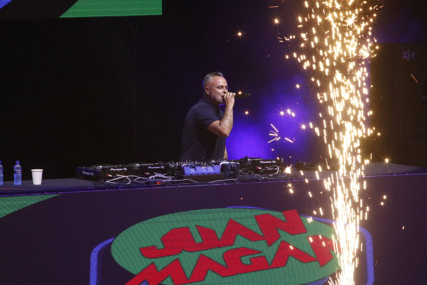 Los ritmos latinos 'levantan' un Auditorio repleto de público con ganas de escuchar las canciones de las tan añoradas discotecas 