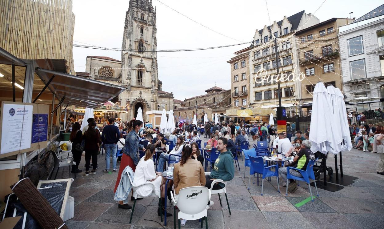 La plaza de la Catedral se llenó durante el primer día del nuevo modelo de fiestas de San Mateo, con casetas de hosteleros en lugar de los chiringuitos. 