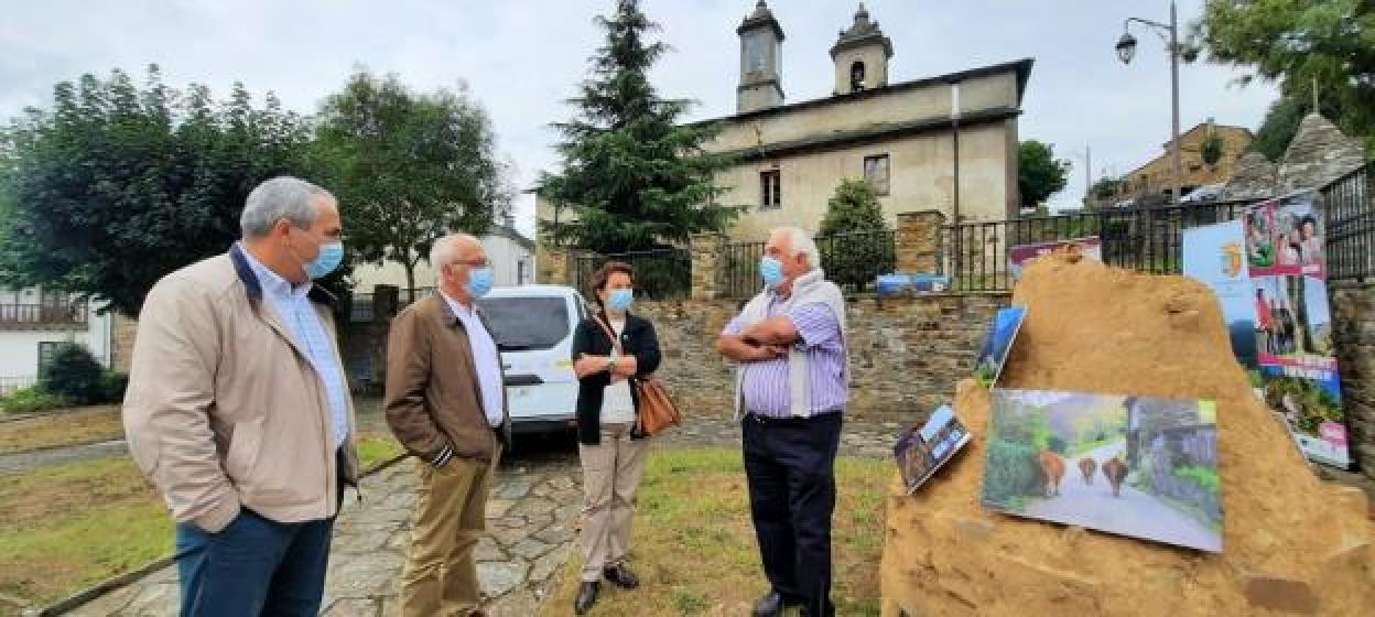 El alcalde de Taramundi, César Villabrille, y el director general de Servicios Sociales, Joaquín Monteagudo, conversan con integrantes de la Asociación de Mayores El Mazo, en la presentación del proyecto para combatir la soledad de los mayores en el municipio. 