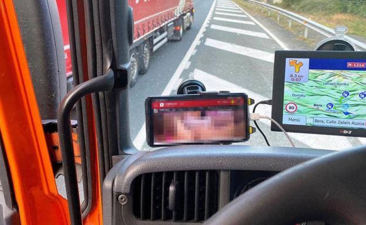 Sorprenden en Navarra al conductor de un tráiler circulando drogado y viendo  una película porno | El Comercio: Diario de Asturias