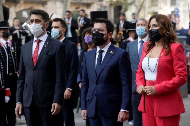 El presidente de la Generalitat, Pere Aragonés (c), acompañado del vicepresidente, Jordi Puignerò (i), y la consellera de la Presidencia, Laura Vilagrà, encabeza la ofrenda floral del Govern al monumento de Rafael Casanova en Barcelona.