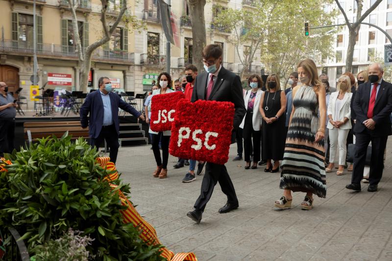 El líder del PSC, Salvador Illa (c), acompañado de la ministra de Transportes, Movilidad y Agenda Urbana, Raquel Sánchez (d), durante la ofrenda floral