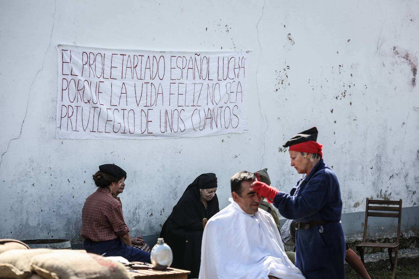 Frente del Nalón. Más de seiscientas personas visitan el museo viviente que la asociación recreó en un circuito cerrado con visitas guiadas. Este año participaron en la recreación más de un centenar de figurantes llegados de toda España y de otros países.