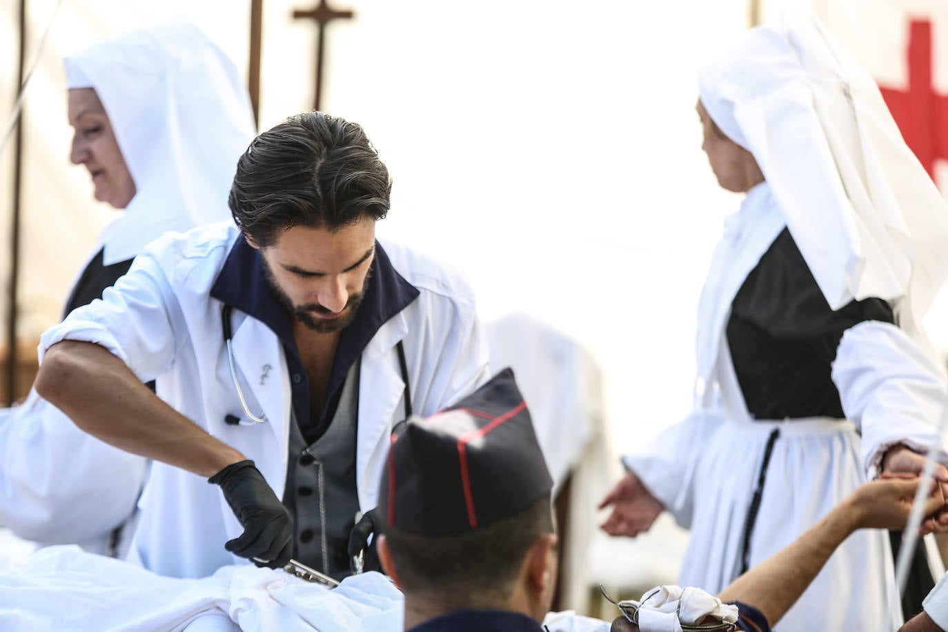 Frente del Nalón. Más de seiscientas personas visitan el museo viviente que la asociación recreó en un circuito cerrado con visitas guiadas. Este año participaron en la recreación más de un centenar de figurantes llegados de toda España y de otros países.