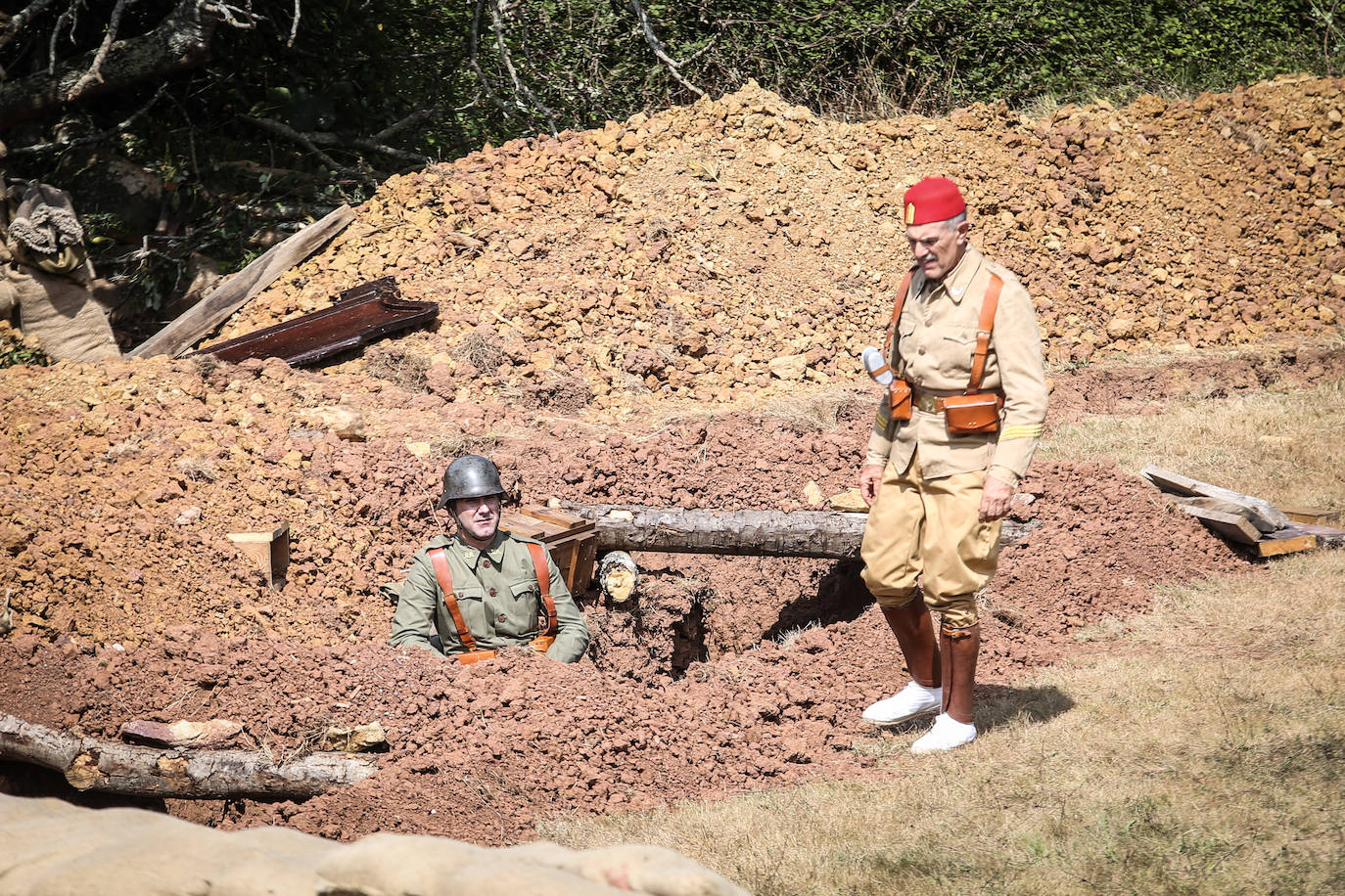 Frente del Nalón. Más de seiscientas personas visitan el museo viviente que la asociación recreó en un circuito cerrado con visitas guiadas. Este año participaron en la recreación más de un centenar de figurantes llegados de toda España y de otros países.