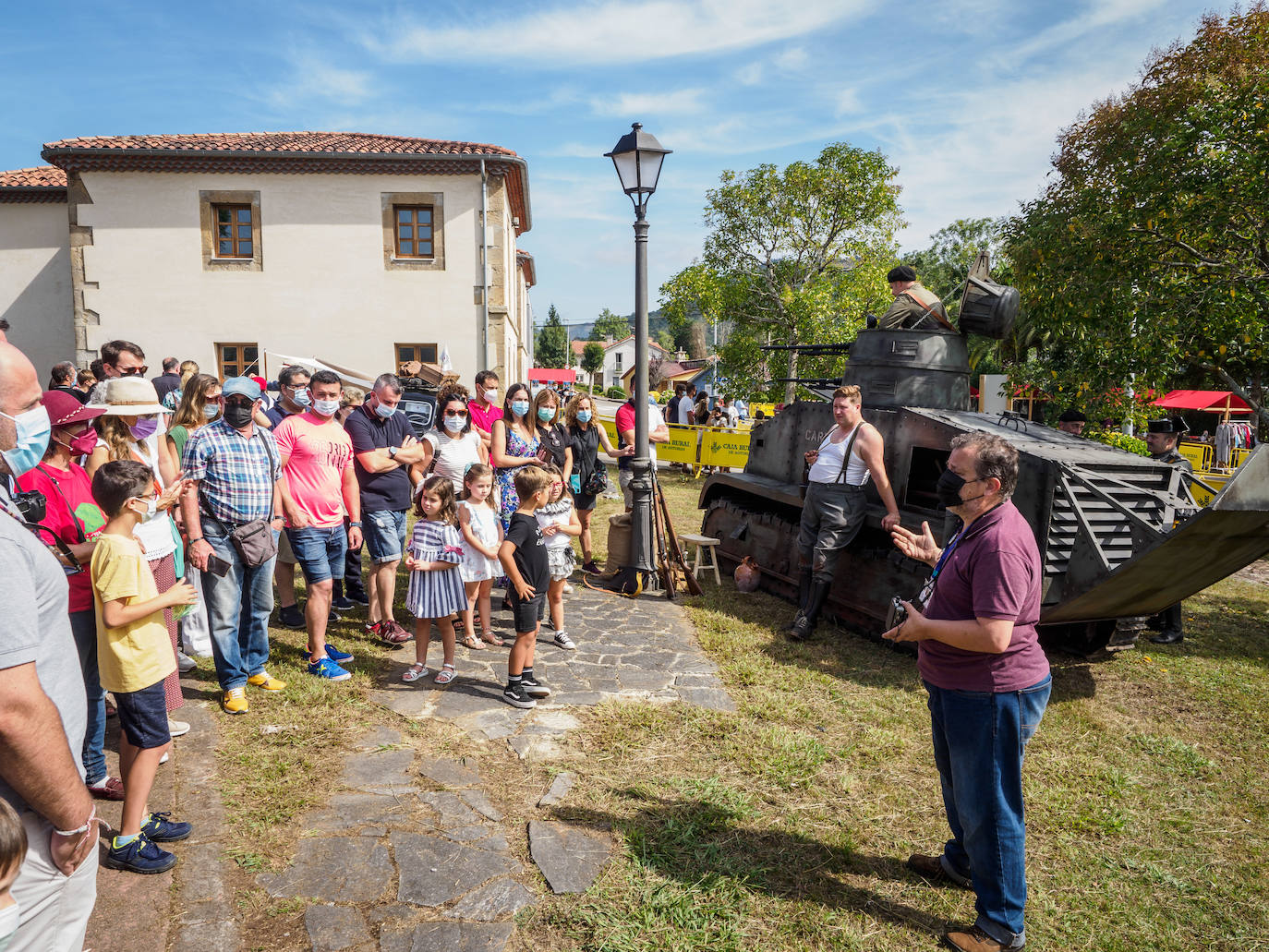 Frente del Nalón. Más de seiscientas personas visitan el museo viviente que la asociación recreó en un circuito cerrado con visitas guiadas. Este año participaron en la recreación más de un centenar de figurantes llegados de toda España y de otros países.