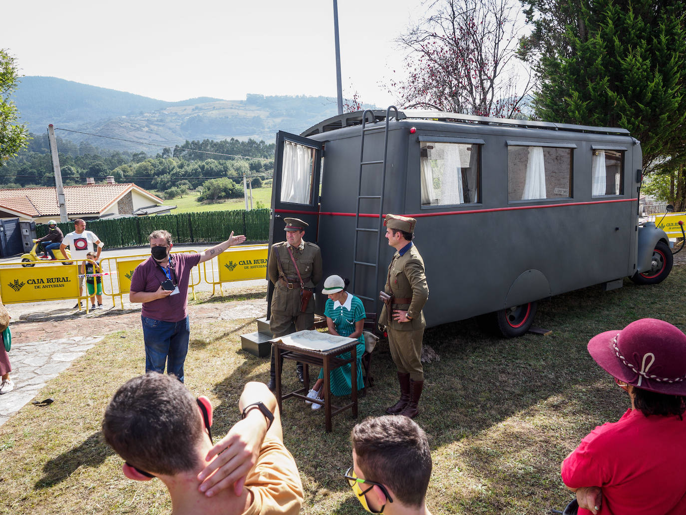 Frente del Nalón. Más de seiscientas personas visitan el museo viviente que la asociación recreó en un circuito cerrado con visitas guiadas. Este año participaron en la recreación más de un centenar de figurantes llegados de toda España y de otros países.