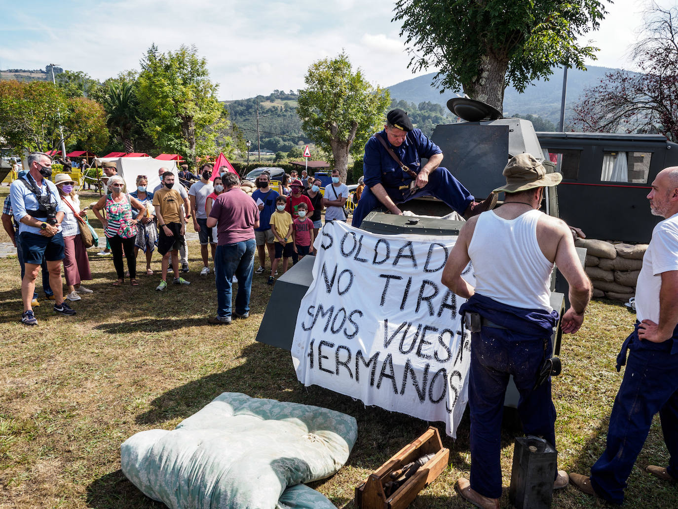 Frente del Nalón. Más de seiscientas personas visitan el museo viviente que la asociación recreó en un circuito cerrado con visitas guiadas. Este año participaron en la recreación más de un centenar de figurantes llegados de toda España y de otros países.