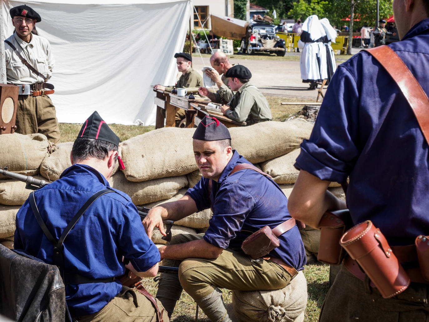 Frente del Nalón. Más de seiscientas personas visitan el museo viviente que la asociación recreó en un circuito cerrado con visitas guiadas. Este año participaron en la recreación más de un centenar de figurantes llegados de toda España y de otros países.