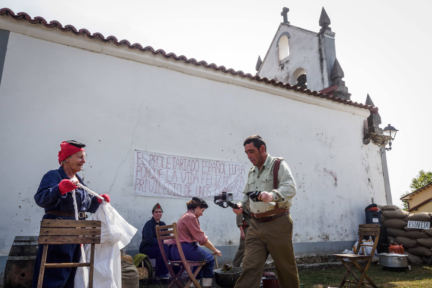 Frente del Nalón. Más de seiscientas personas visitan el museo viviente que la asociación recreó en un circuito cerrado con visitas guiadas. Este año participaron en la recreación más de un centenar de figurantes llegados de toda España y de otros países.