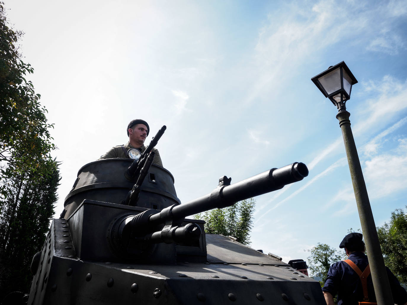 Frente del Nalón. Más de seiscientas personas visitan el museo viviente que la asociación recreó en un circuito cerrado con visitas guiadas. Este año participaron en la recreación más de un centenar de figurantes llegados de toda España y de otros países.