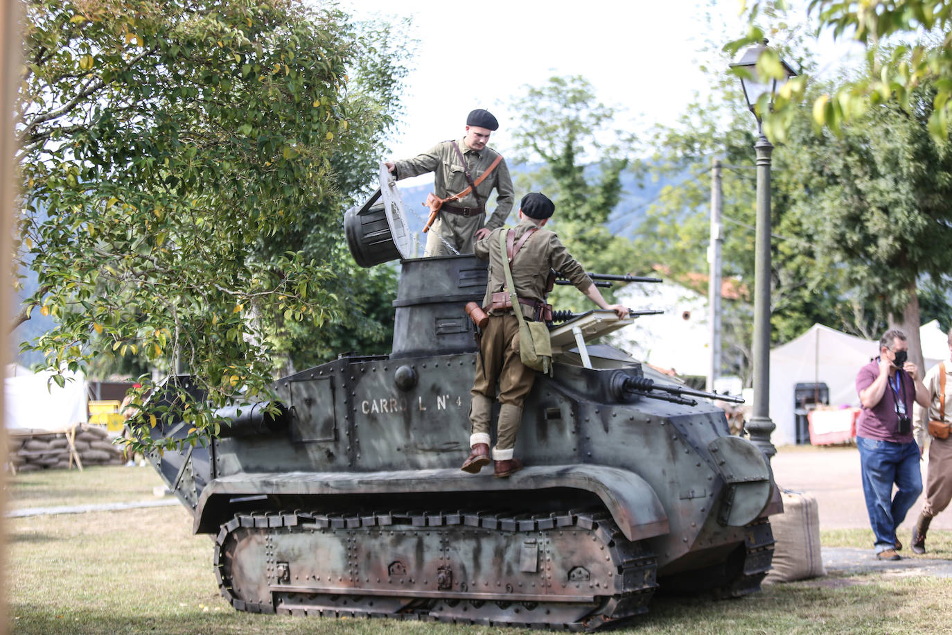 Frente del Nalón. Más de seiscientas personas visitan el museo viviente que la asociación recreó en un circuito cerrado con visitas guiadas. Este año participaron en la recreación más de un centenar de figurantes llegados de toda España y de otros países.