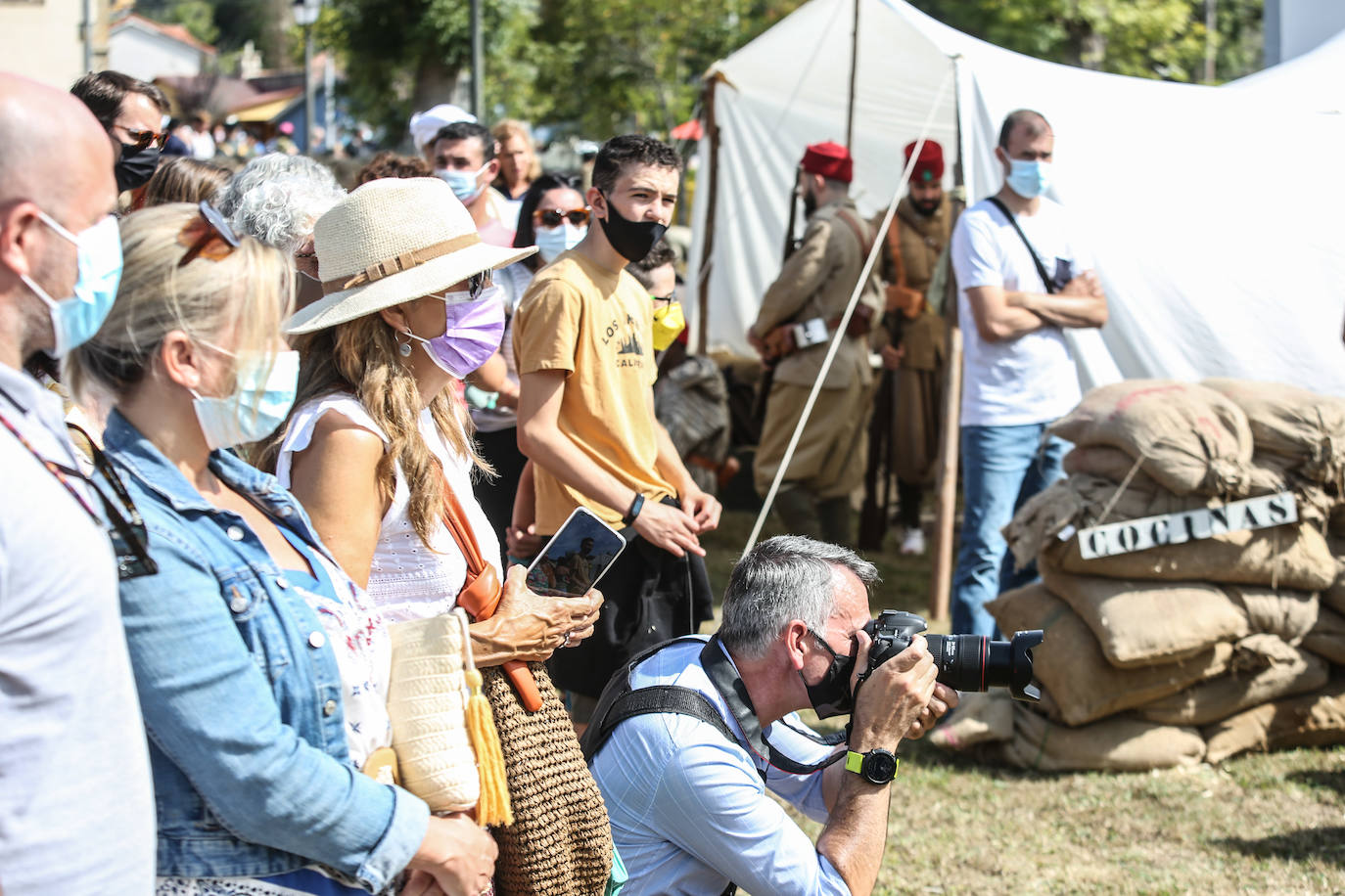 Frente del Nalón. Más de seiscientas personas visitan el museo viviente que la asociación recreó en un circuito cerrado con visitas guiadas. Este año participaron en la recreación más de un centenar de figurantes llegados de toda España y de otros países.