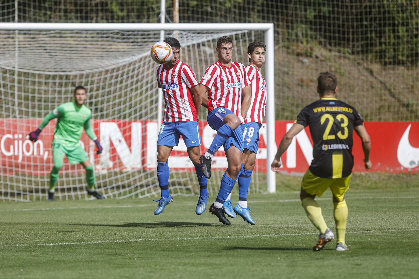 Fotos: El Sporting B se reencuentra con su afición con una frenética remontada