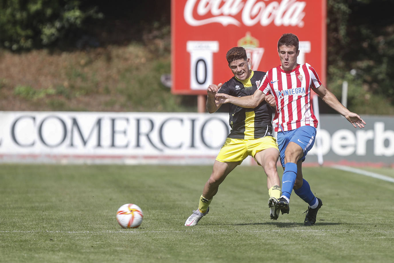 Fotos: El Sporting B se reencuentra con su afición con una frenética remontada