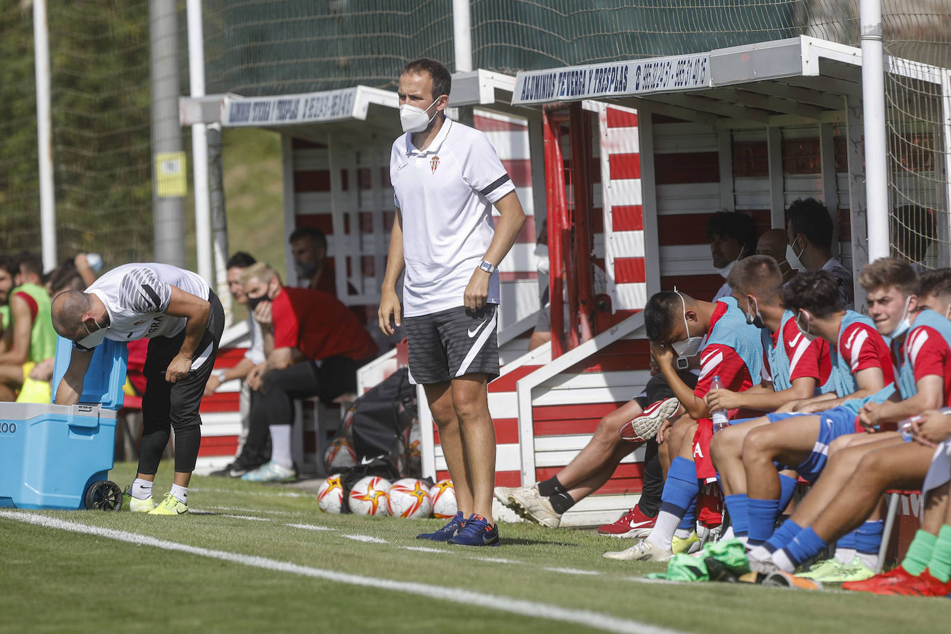 Fotos: El Sporting B se reencuentra con su afición con una frenética remontada