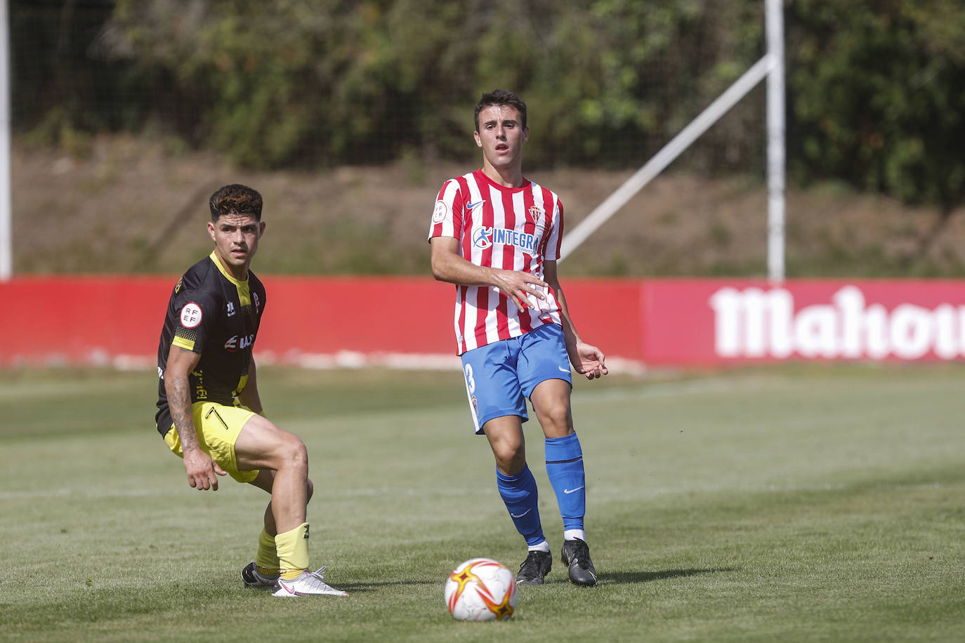 Fotos: El Sporting B se reencuentra con su afición con una frenética remontada