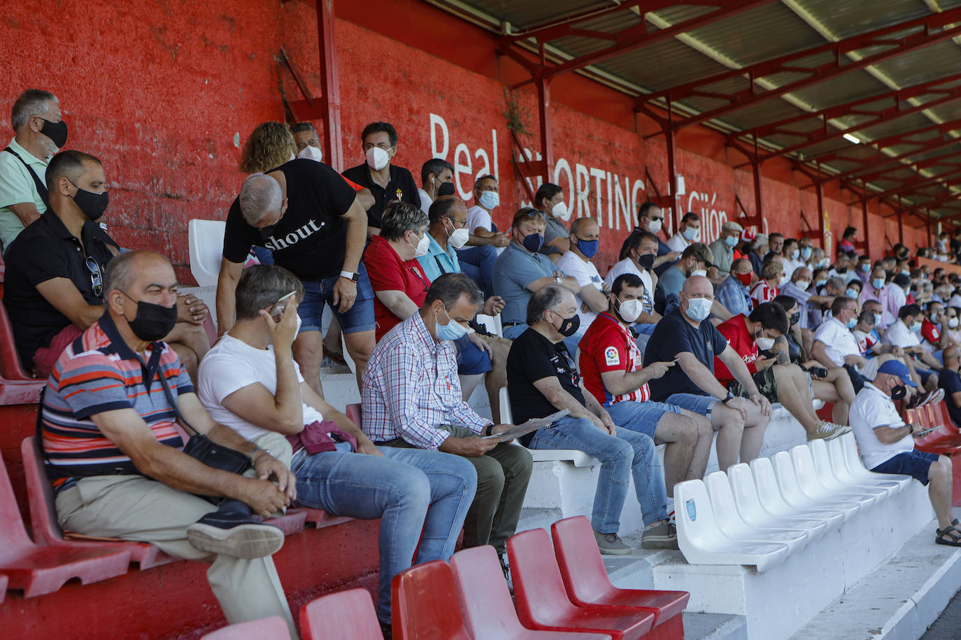 Fotos: El Sporting B se reencuentra con su afición con una frenética remontada