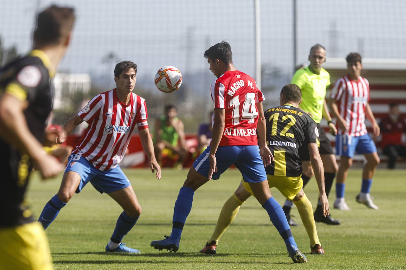 Fotos: El Sporting B se reencuentra con su afición con una frenética remontada