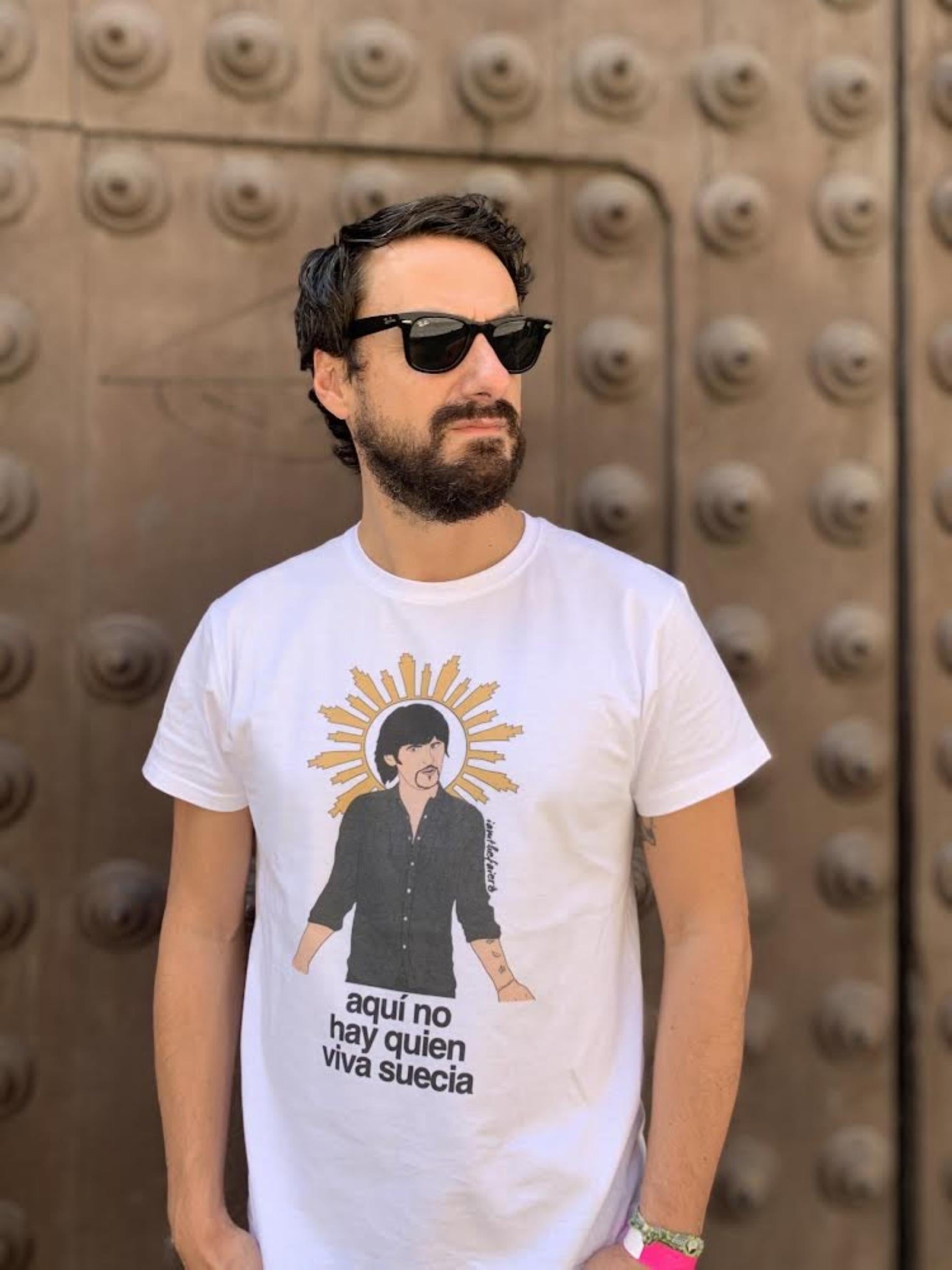 Arriba, el humorista Isaac F. Corrales. Sobre estas líneas, da rienda suelta a su verdadera pasión, la música, y disfruta de uno de sus viajes. 