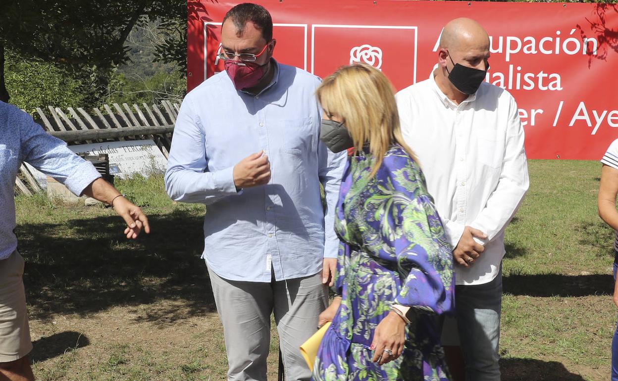 Barbón, junto al alcalde de Aller, Juan Carlos Iglesias, y la edil de Turismo de este concejo, Elena Zapico (en primer término), en un acto del PSOE en este concejo del Caudal